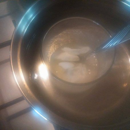 Krok 6 - Tort śmietankowo malinowy z masą cukrową foto