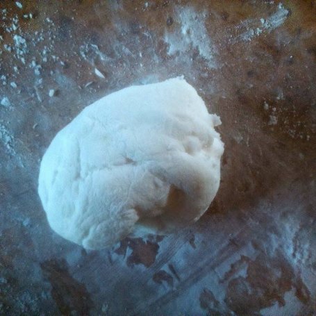 Krok 8 - Tort śmietankowo malinowy z masą cukrową foto