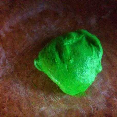 Krok 9 - Tort śmietankowo malinowy z masą cukrową foto