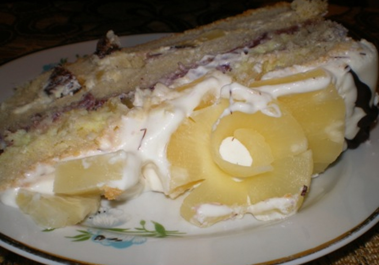 Tort śmietankowo-budyniowy z dżemem i ananasami foto