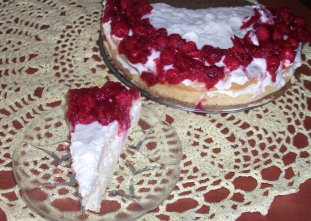 Fotografia przedstawiająca Tort smietankowo-wisniowy