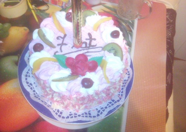 Fotografia przedstawiająca tort smietankowy urodzinowy