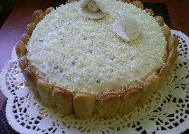 Fotografia przedstawiająca Tort śmietankowy z białą czekoladą i perełkami