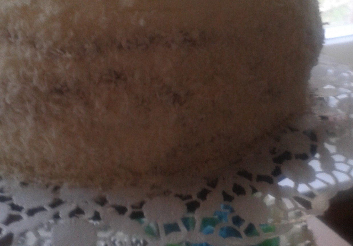 Tort śmietankowy z serkiem mascarpone i ajerkoniakowo śmietankowy. foto
