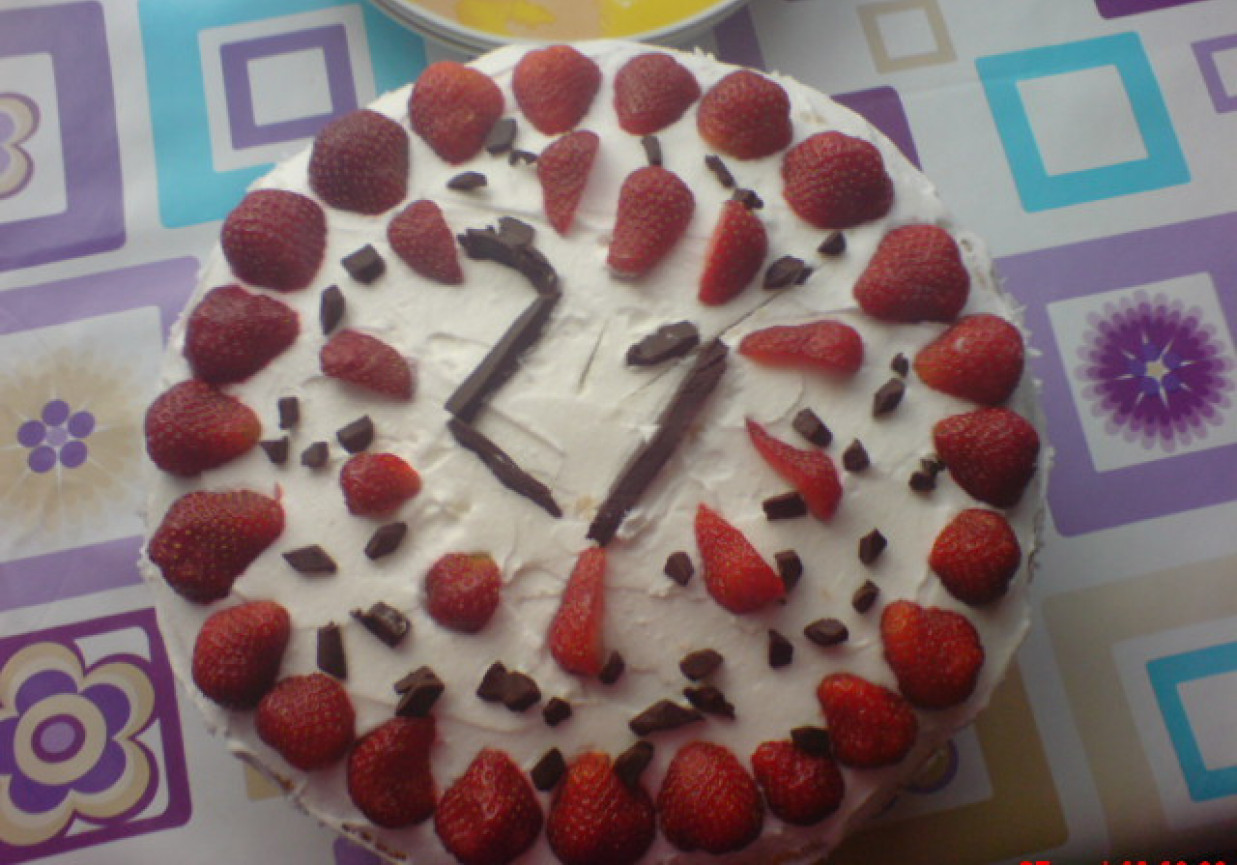 Tort śmietankowy z truskawkami foto