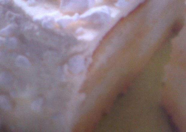 Fotografia przedstawiająca Tort śmietanowo-bezowy