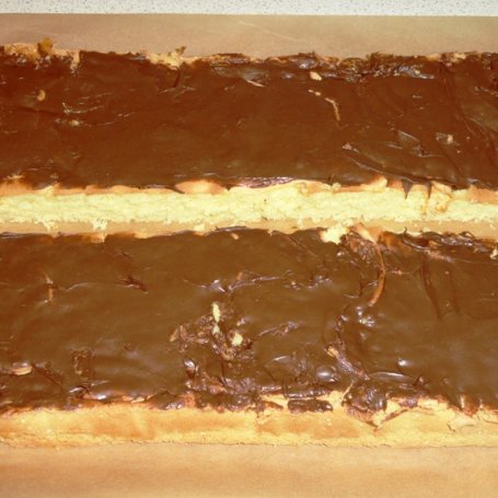 Krok 2 - Tort śmietanowo-czekoladowy z truskawkami foto