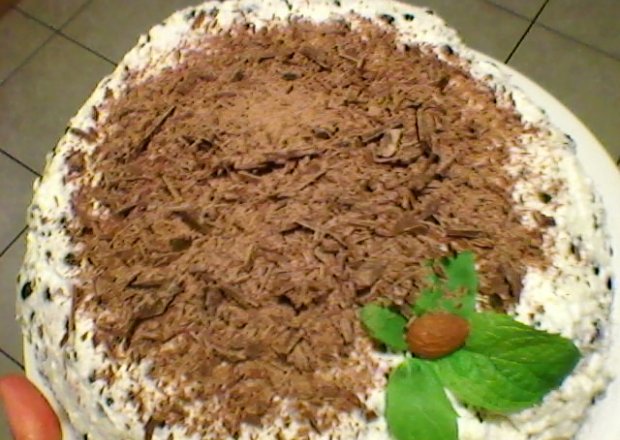 Fotografia przedstawiająca tort śmietanowo-jagodowy