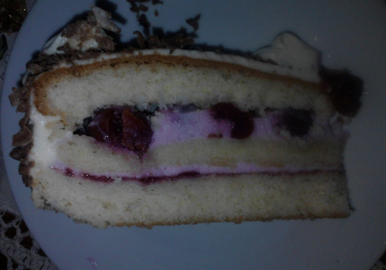 Tort śmietanowo-wiśniowy foto