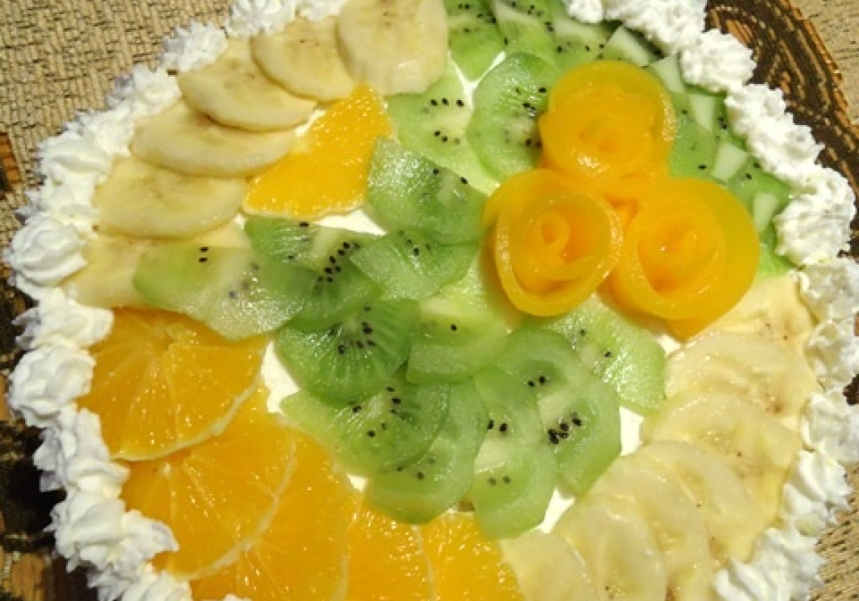 Tort śmietanowy z brzoskwiniami, ananasem, bananami i kiwi foto