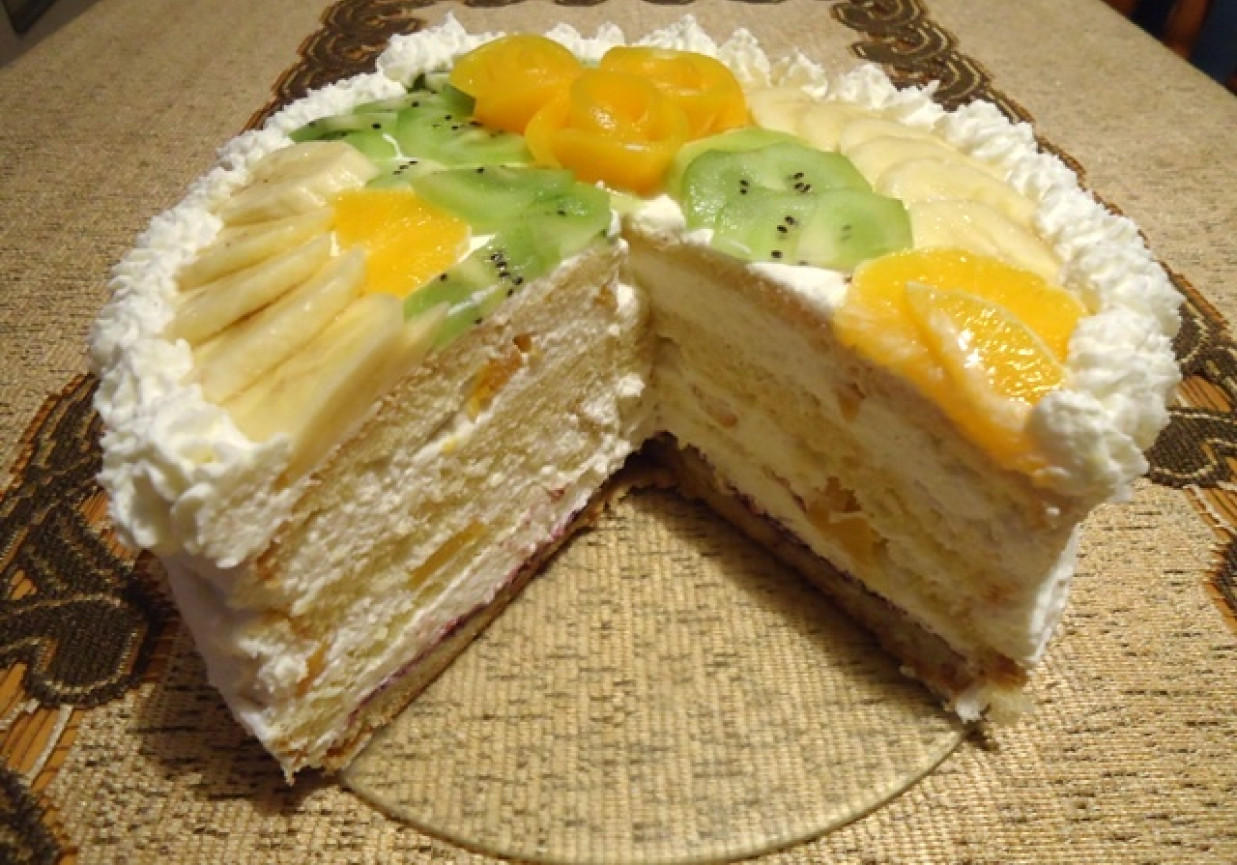 Tort śmietanowy z brzoskwiniami, ananasem, bananami i kiwi foto