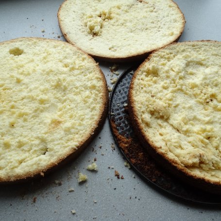 Krok 2 - Tort śmietanowy z malinami foto