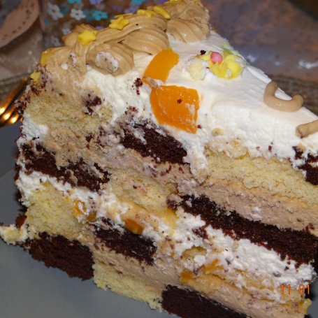 Krok 18 - Tort szachownica z brzoskwiniami przekładany masą cappuccino i mascarpone foto