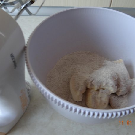 Krok 10 - Tort szachownica z brzoskwiniami przekładany masą cappuccino i mascarpone foto