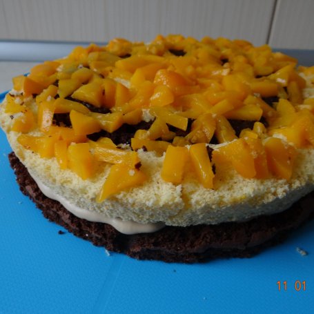 Krok 11 - Tort szachownica z brzoskwiniami przekładany masą cappuccino i mascarpone foto