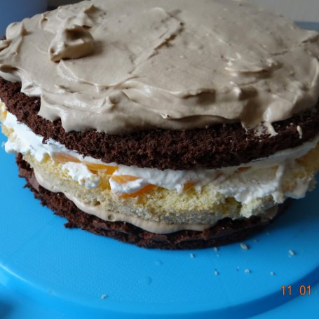 Krok 12 - Tort szachownica z brzoskwiniami przekładany masą cappuccino i mascarpone foto