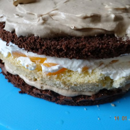Krok 13 - Tort szachownica z brzoskwiniami przekładany masą cappuccino i mascarpone foto