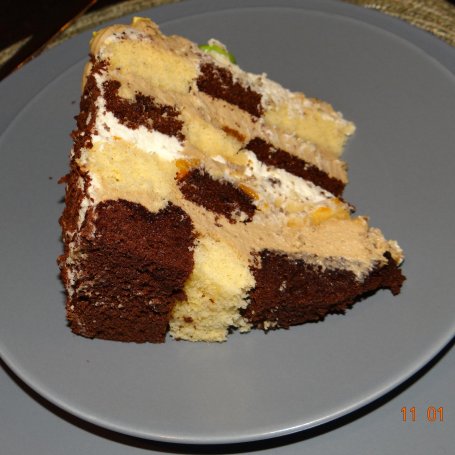 Krok 16 - Tort szachownica z brzoskwiniami przekładany masą cappuccino i mascarpone foto