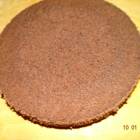 Krok 3 - Tort szachownica z brzoskwiniami przekładany masą cappuccino i mascarpone foto