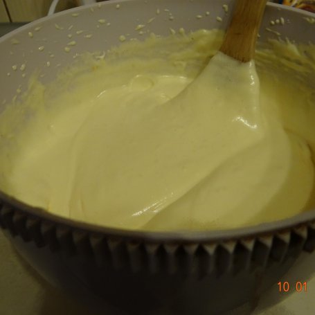Krok 4 - Tort szachownica z brzoskwiniami przekładany masą cappuccino i mascarpone foto