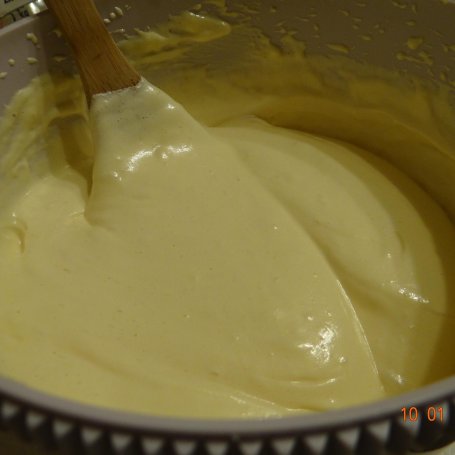 Krok 5 - Tort szachownica z brzoskwiniami przekładany masą cappuccino i mascarpone foto