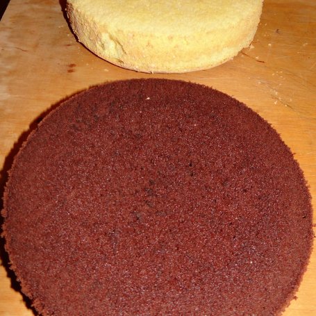 Krok 6 - Tort szachownica z brzoskwiniami przekładany masą cappuccino i mascarpone foto