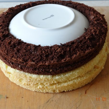 Krok 7 - Tort szachownica z brzoskwiniami przekładany masą cappuccino i mascarpone foto