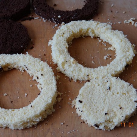 Krok 9 - Tort szachownica z brzoskwiniami przekładany masą cappuccino i mascarpone foto