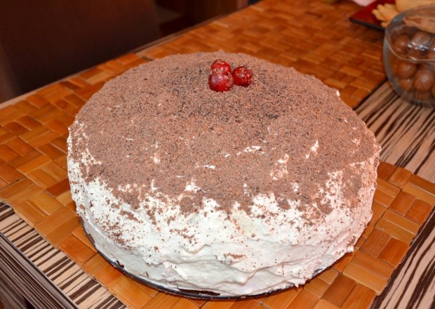 Fotografia przedstawiająca Tort Szwarcwaldzki z wiśniami i czekoladą