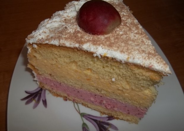 Fotografia przedstawiająca Tort truskawkowo - brzoskwiniowy
