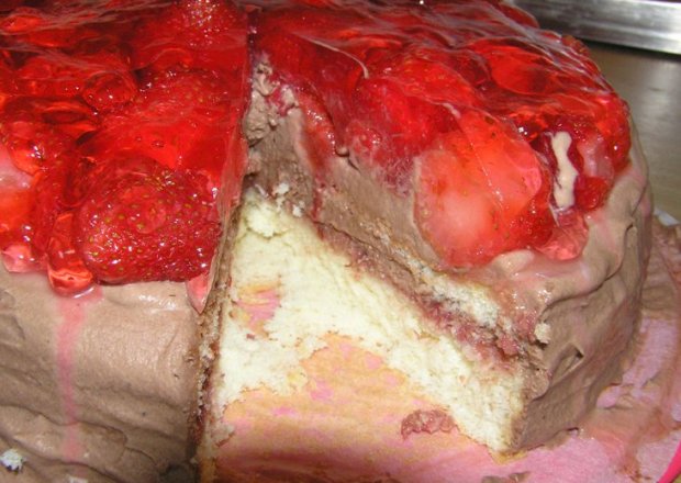 Fotografia przedstawiająca Tort truskawkowo czekoladowy