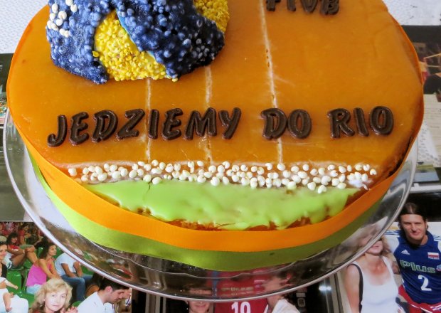 Fotografia przedstawiająca TORT truskawkowo-kokosowy z brzoskwinią " Jedziemy do Rio"