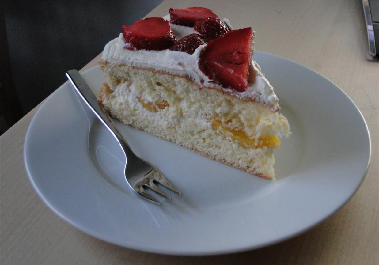 Tort truskawkowo-brzoskwiniowy z bitą śmietaną foto