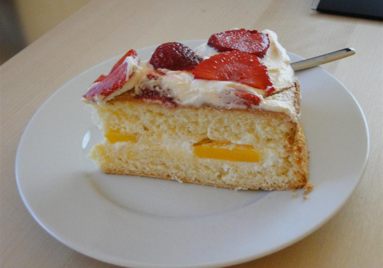 Tort truskawkowo-brzoskwiniowy z bitą śmietaną foto