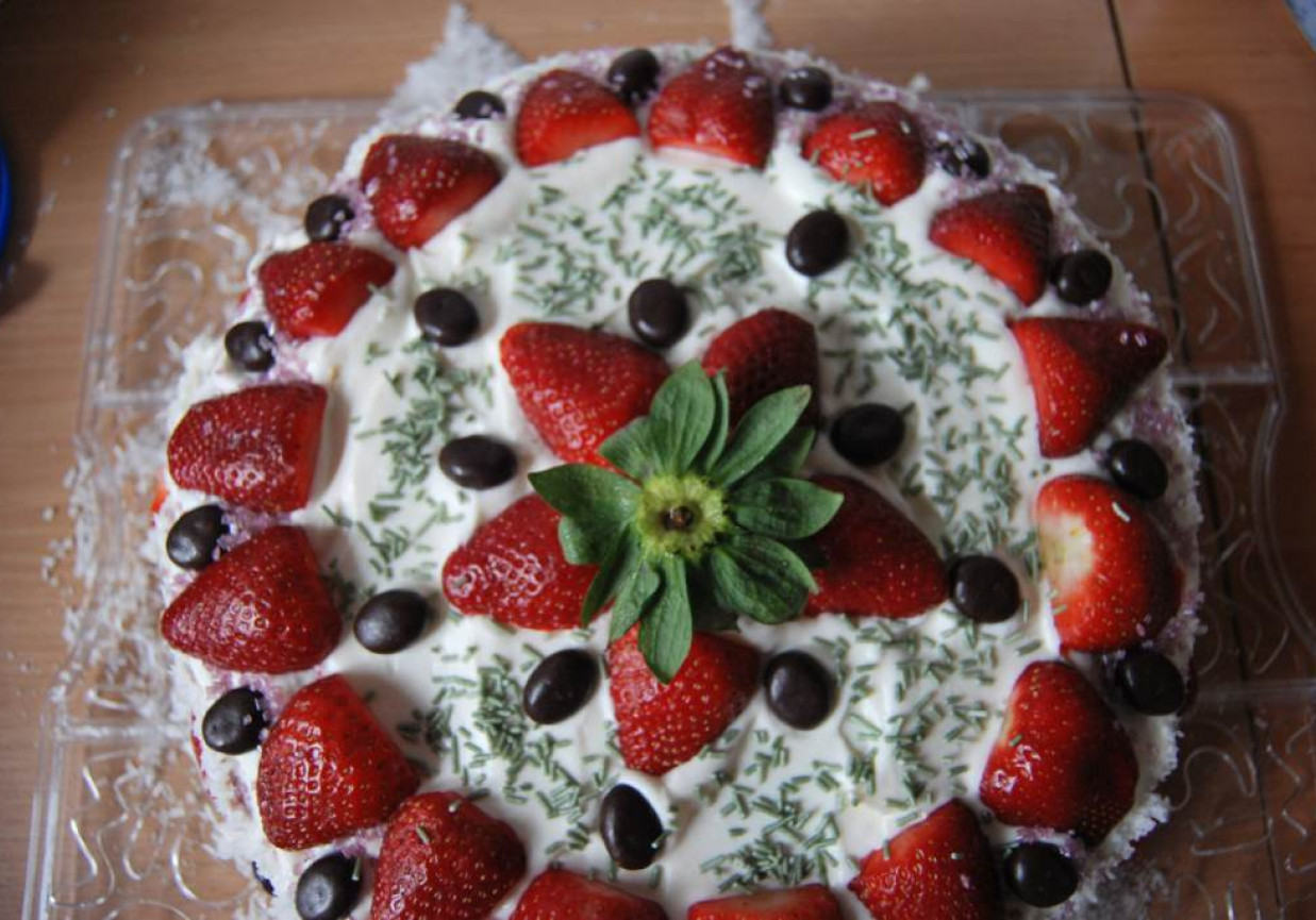 Tort truskawkowy z bitą śmietaną i mascarpone oraz kremem ajerkoniakowym foto