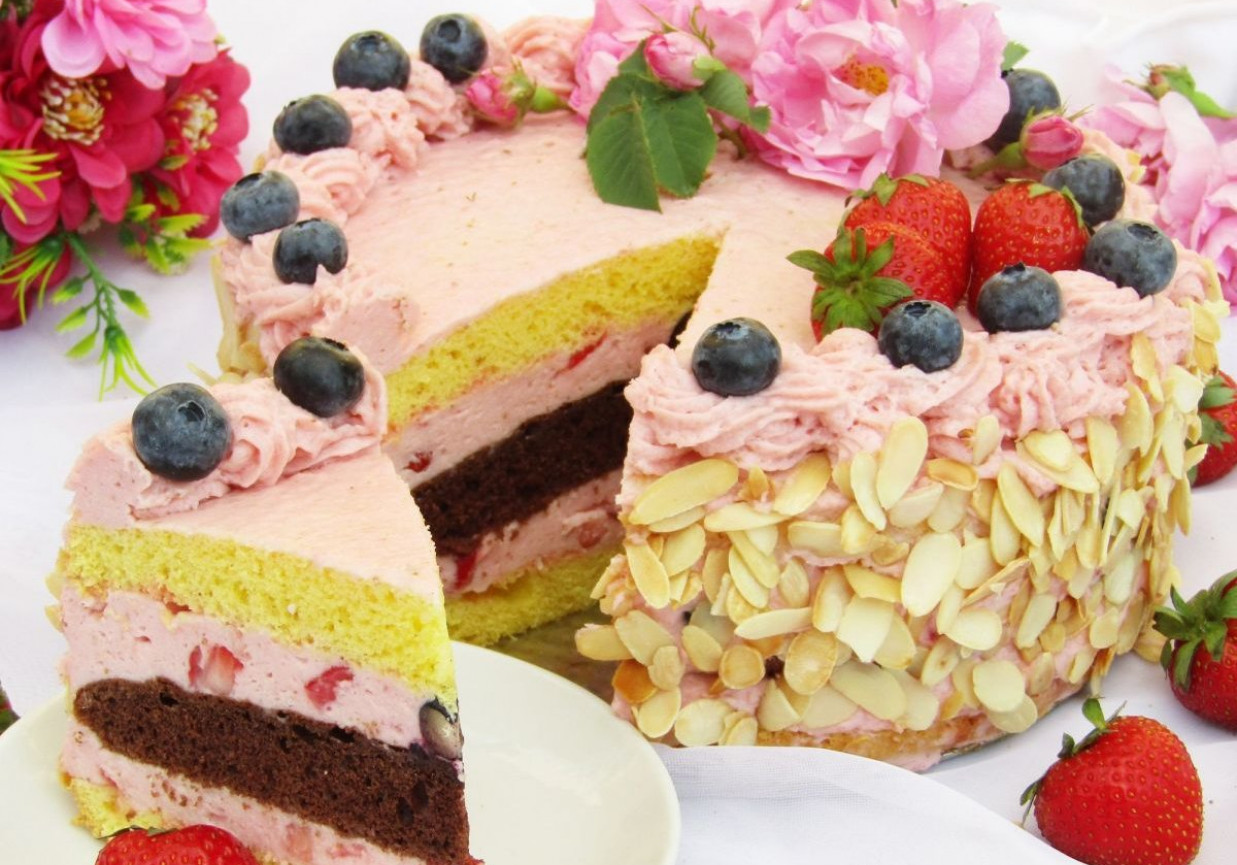 Tort truskawkowy z borówkami foto