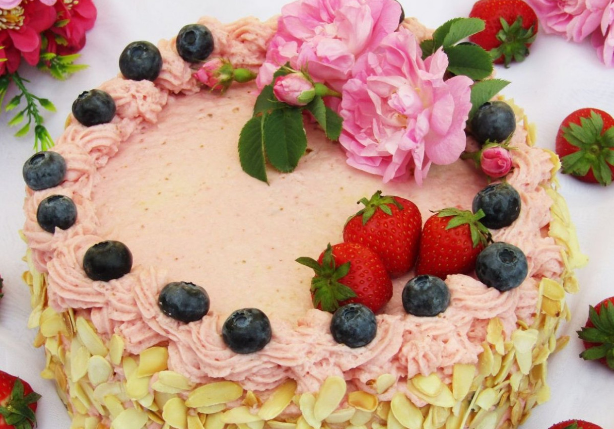 Tort truskawkowy z borówkami foto