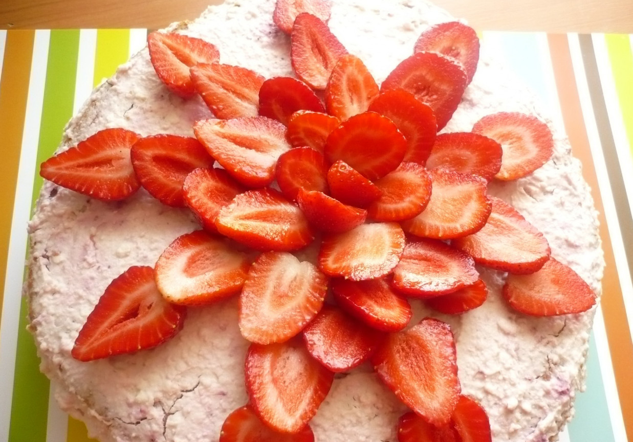 Tort truskawkowy z kremem foto