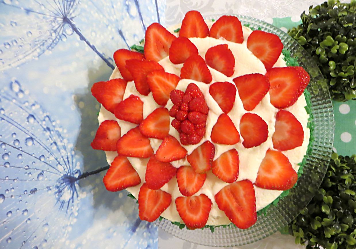 Tort truskawkowy z trawą cytrynową foto