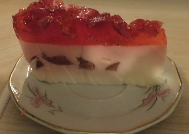 Fotografia przedstawiająca Tort truskawkowy