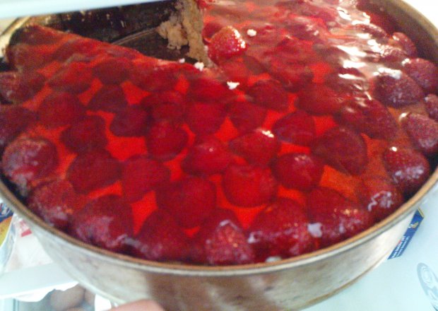 Fotografia przedstawiająca tort truskawkowy
