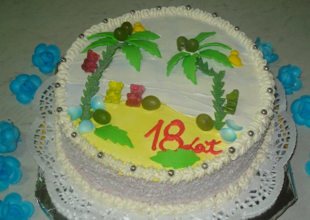 Fotografia przedstawiająca tort urodzinowy 18-stkowy