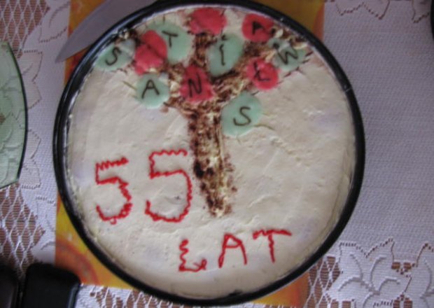 Fotografia przedstawiająca Tort urodzinowy bez pieczenia