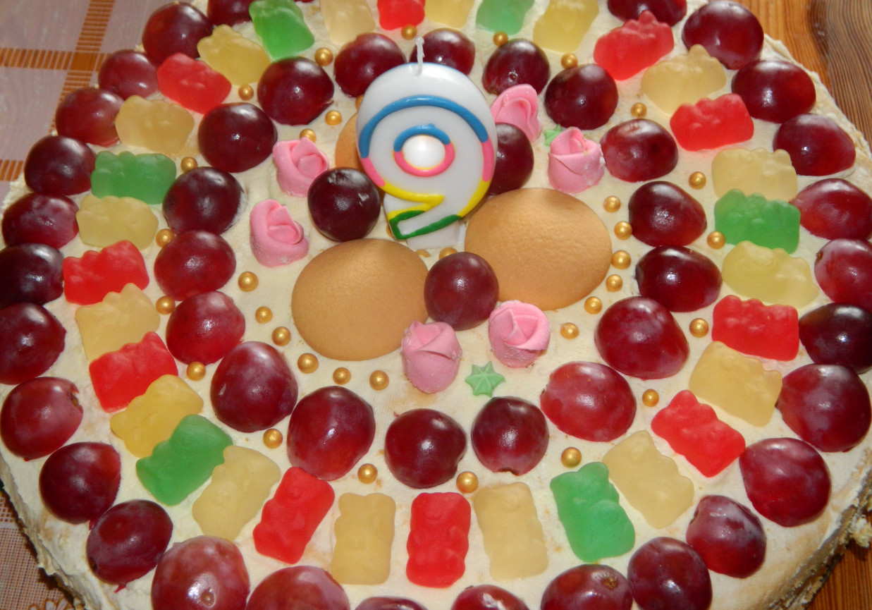Tort urodzinowy biszkoptowo-winogronowy z żelkami foto