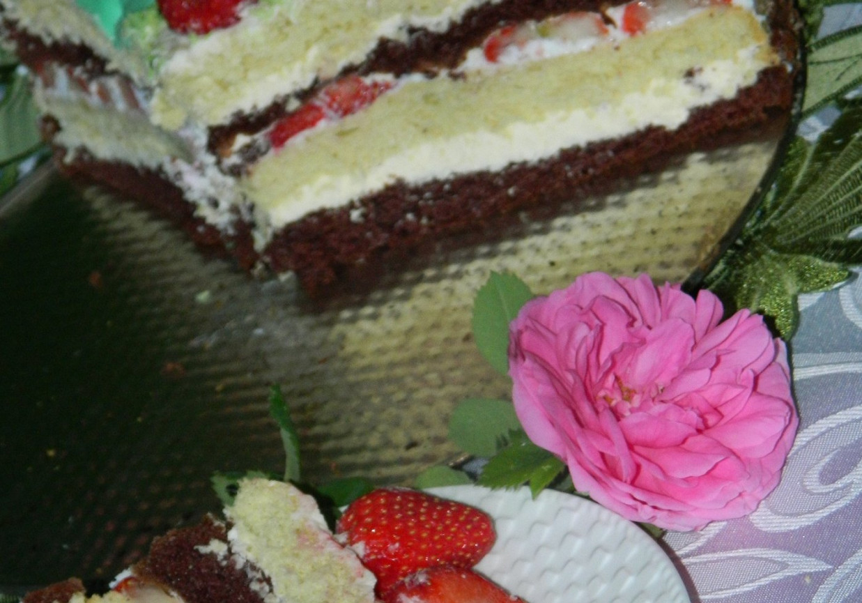 Tort urodzinowy biszkoptowy z kremem, masą śmietanową i truskawkami foto