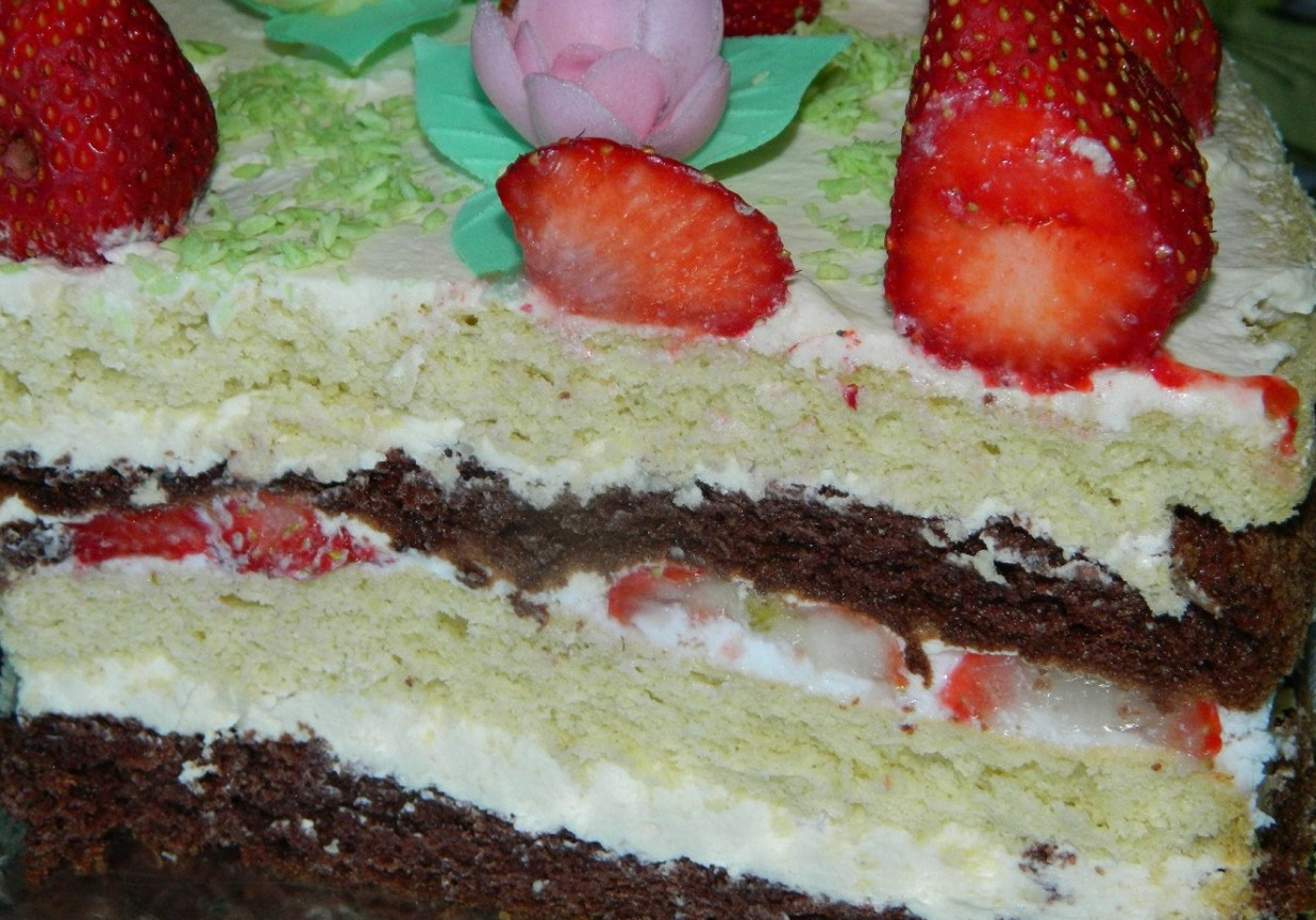 Tort urodzinowy biszkoptowy z kremem, masą śmietanową i truskawkami foto
