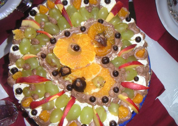 Fotografia przedstawiająca Tort urodzinowy, czekoladowo-śmietankowo-owocowy