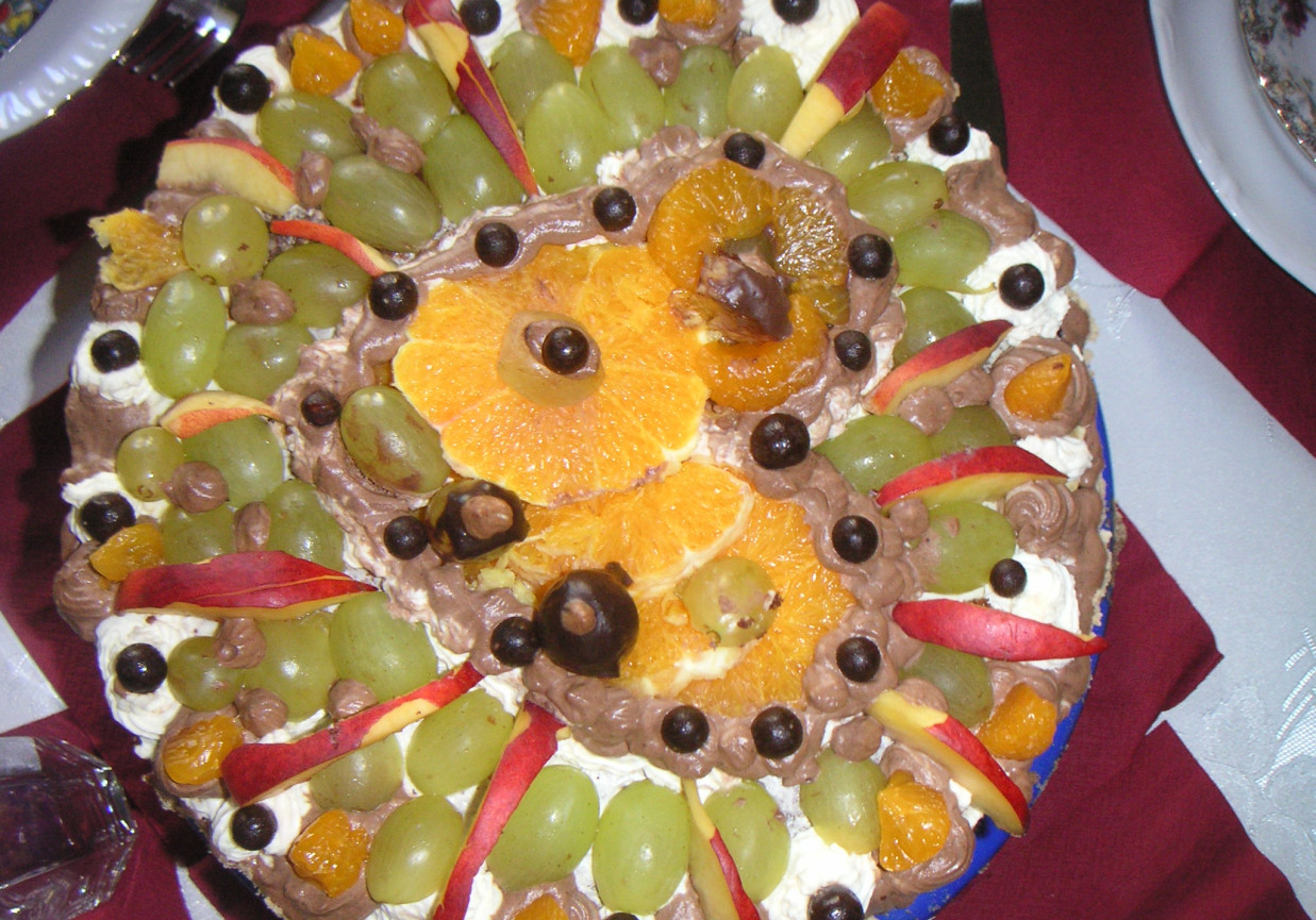 Tort urodzinowy, czekoladowo-śmietankowo-owocowy foto