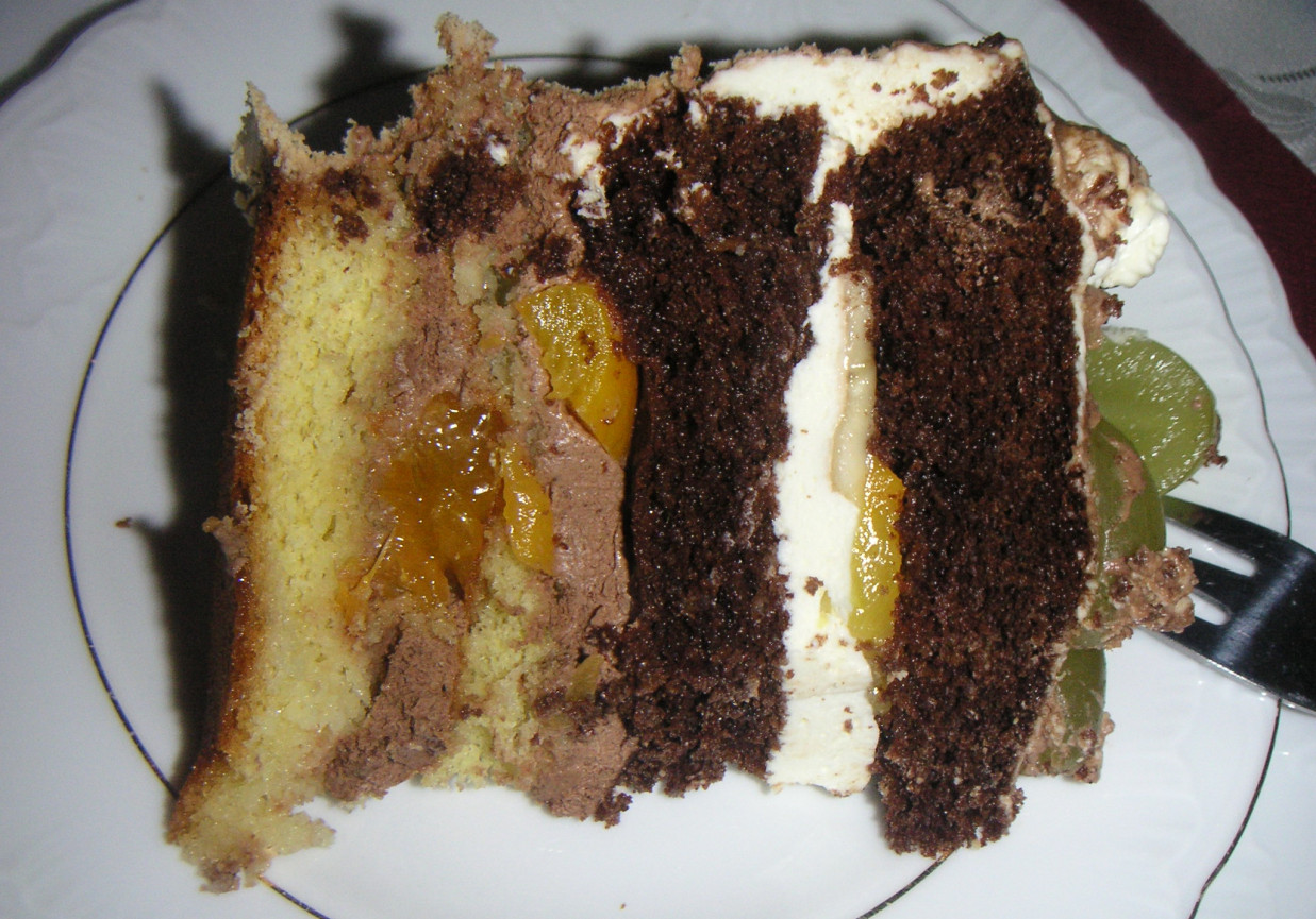 Tort urodzinowy, czekoladowo-śmietankowo-owocowy foto