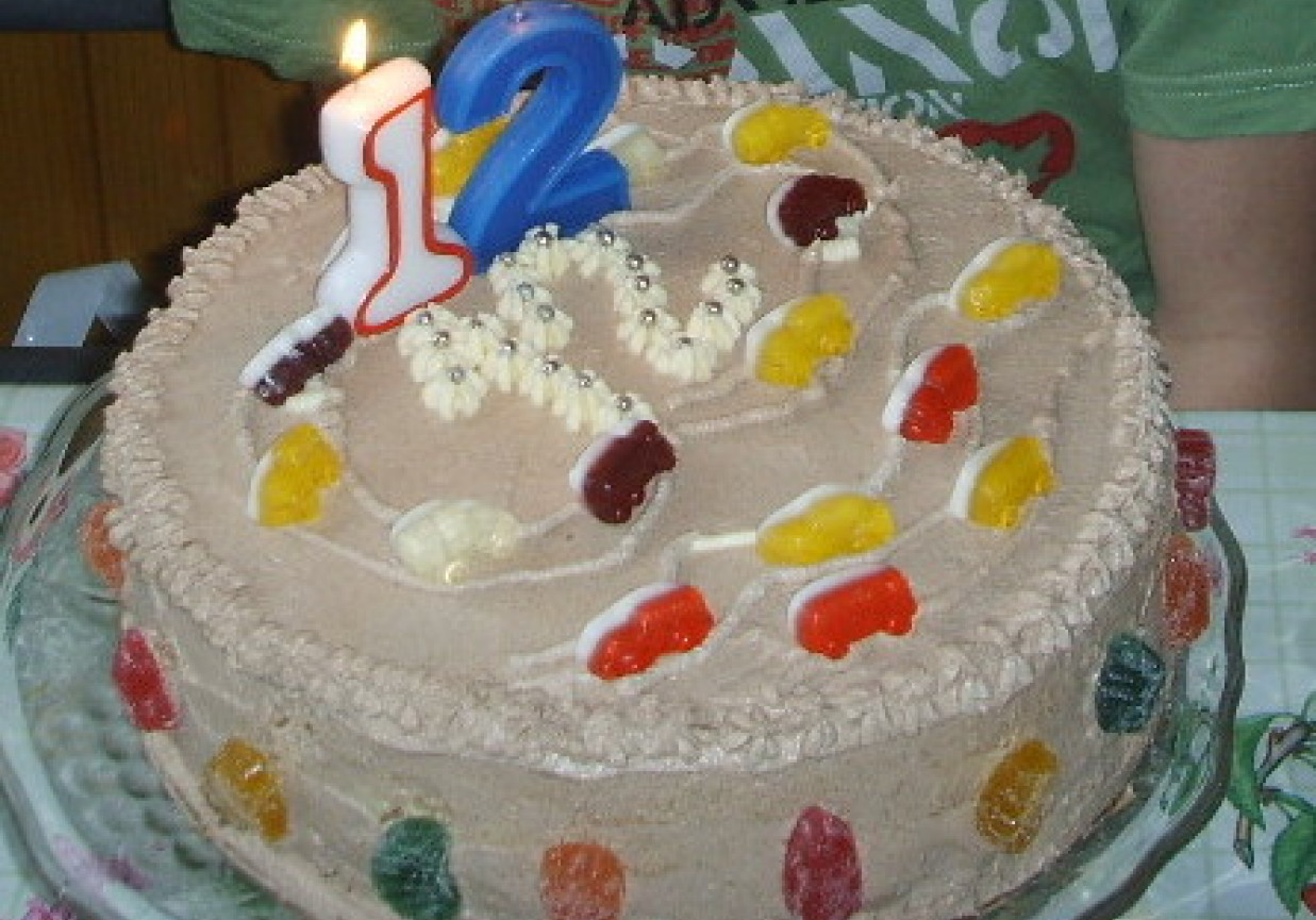 tort urodzinowy czekoladowy z biała masa w środku foto